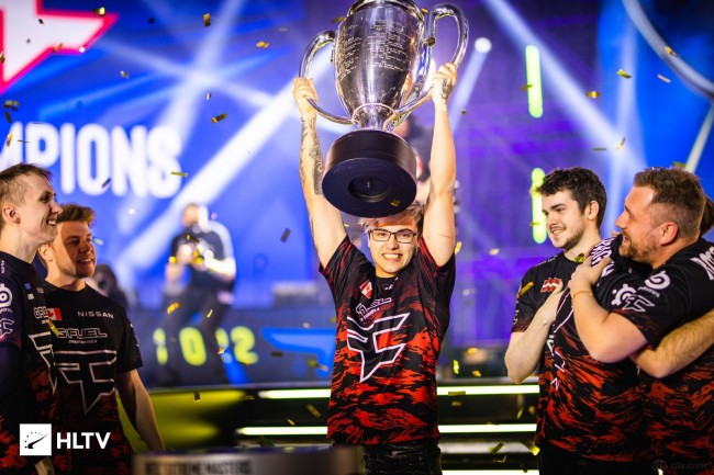 资讯关于在绝地求生里我的队友如何能穿墙的这件事