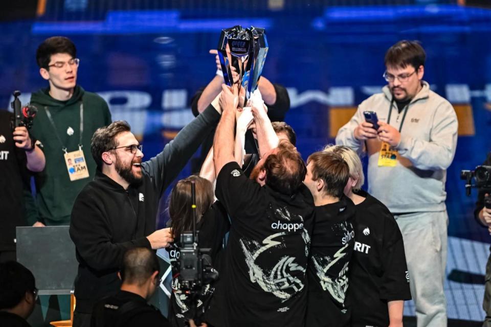 Doinb ： 你们不敢说金公犯了错误，我不敢说，因为他在我家，你们必须说！